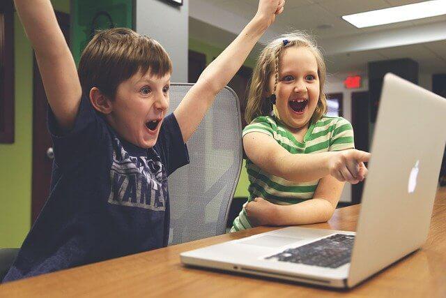 kids on computer watching dna results